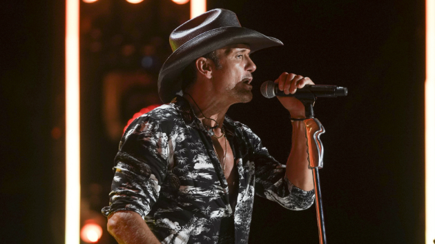 Tim McGraw surprises healthcare workers with virtual performance