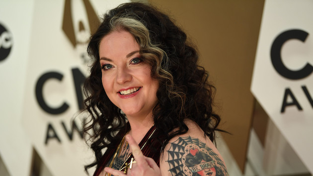 Ashley McBryde plays (and smells!) Loretta Lynn’s guitar to raise funds for the Country Music Hall of Fame