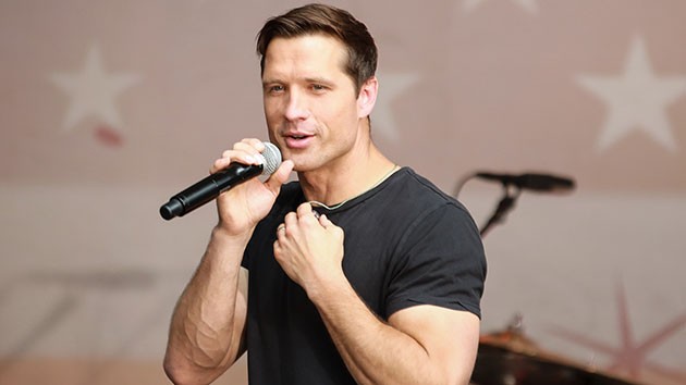 Walker Hayes explains why he really does love Applebee's