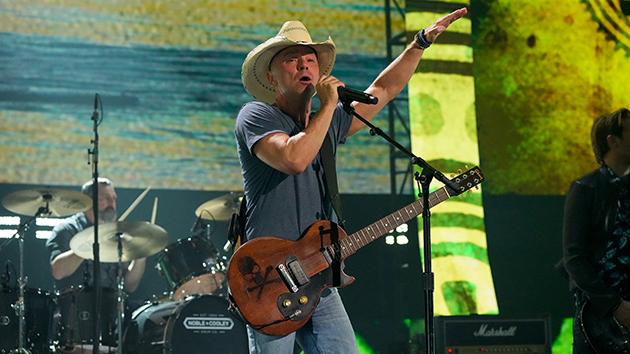 Kenny Chesney doesn't let onstage injury stop him from singing